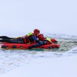 Rettung mit Eisretter - Person aus Wasser befreien