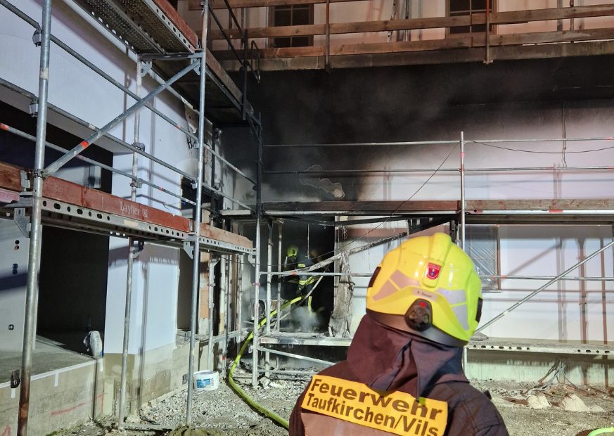 Mehr über den Artikel erfahren Brand auf Baustelle